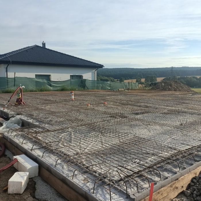 Kontrola armování základové desky před betonáží