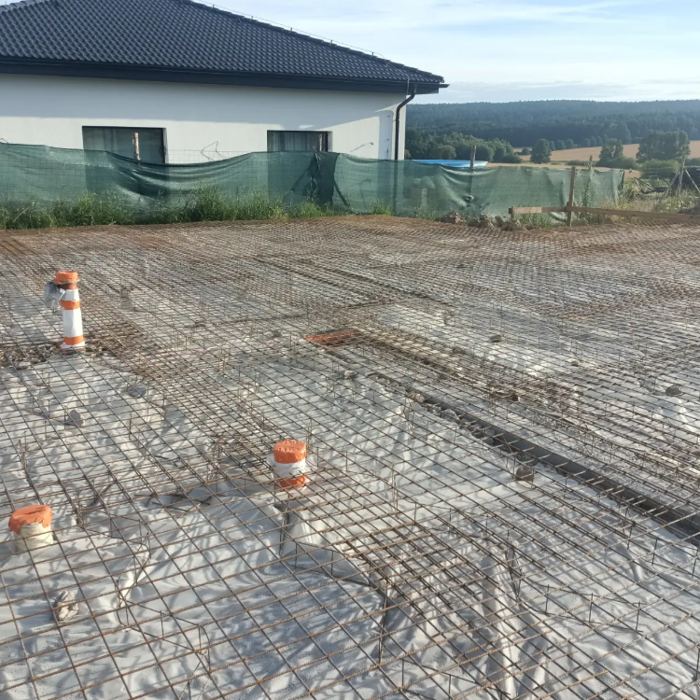 Výztuž základové desky s prostupy instalací, stav před betonáží